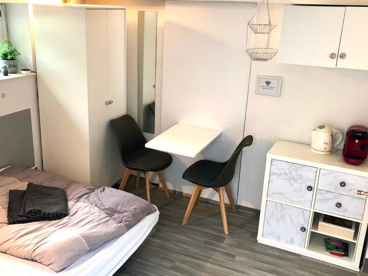Modernes Zimmer mit Küchenzeile und Bad Denkte Exterior foto