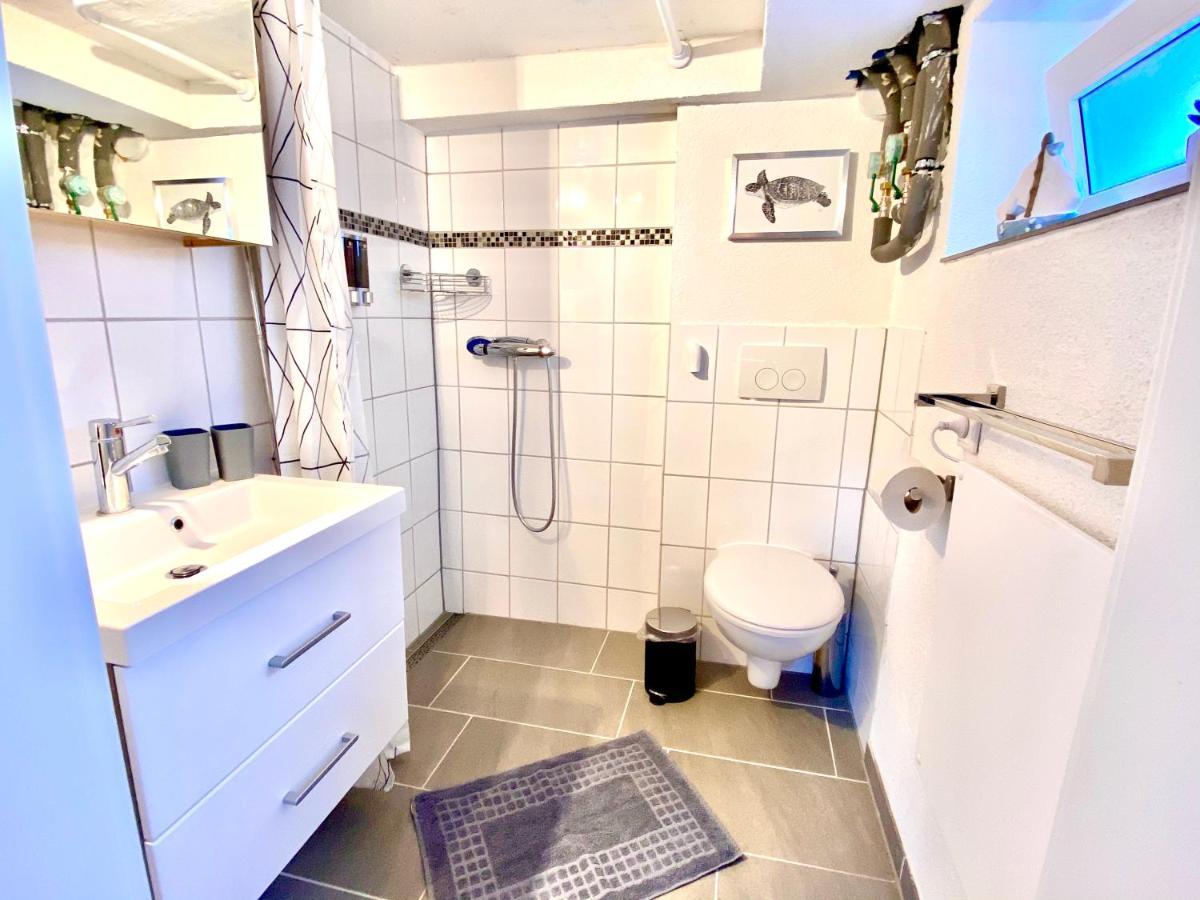 Modernes Zimmer mit Küchenzeile und Bad Denkte Exterior foto