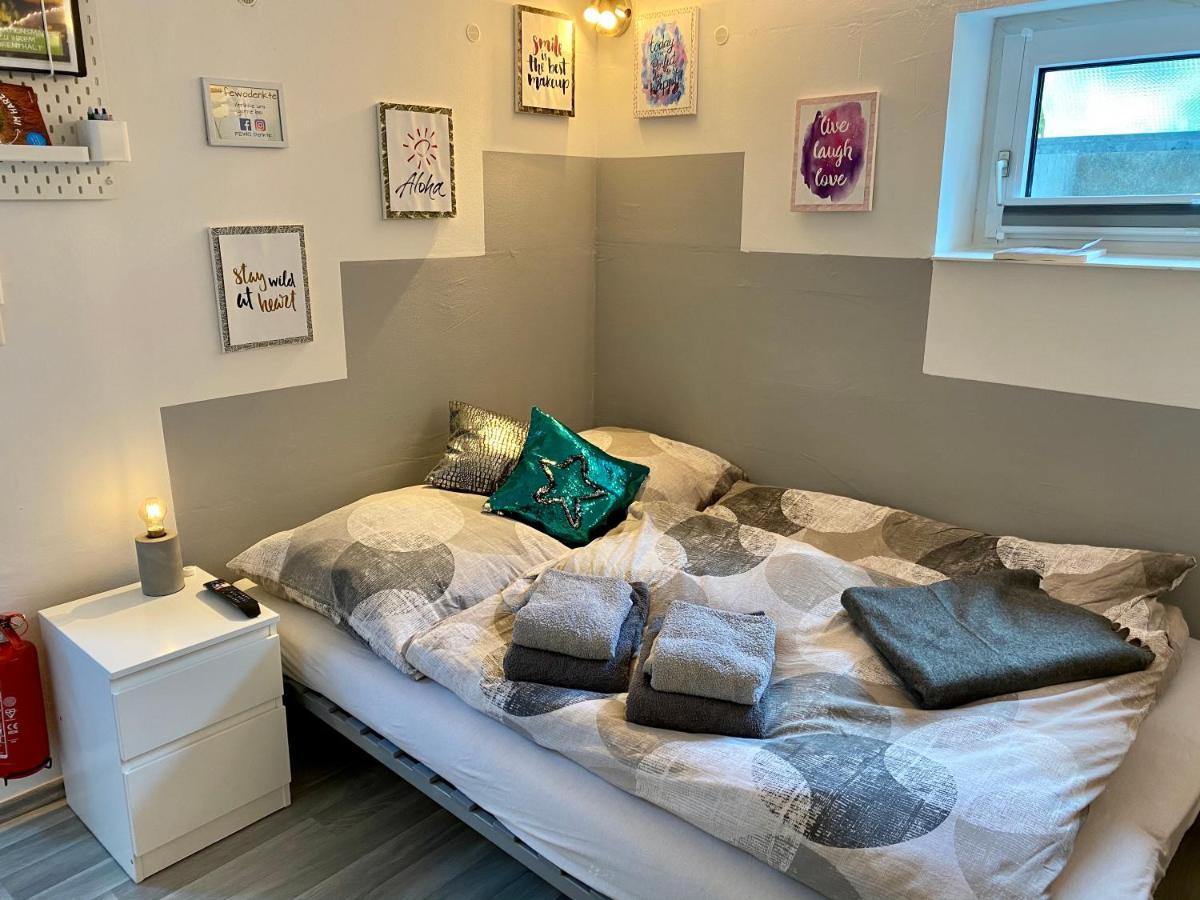 Modernes Zimmer mit Küchenzeile und Bad Denkte Exterior foto