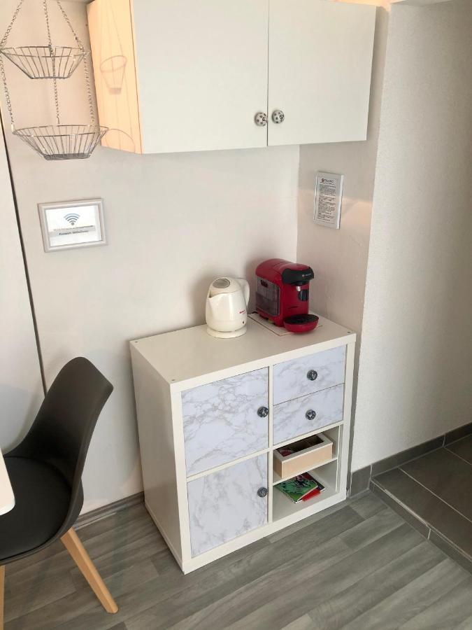 Modernes Zimmer mit Küchenzeile und Bad Denkte Exterior foto