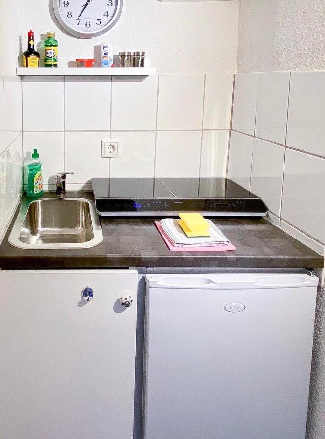 Modernes Zimmer mit Küchenzeile und Bad Denkte Exterior foto