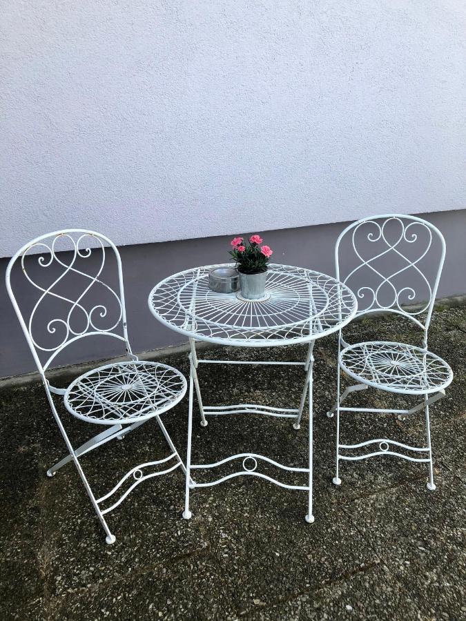 Modernes Zimmer mit Küchenzeile und Bad Denkte Exterior foto