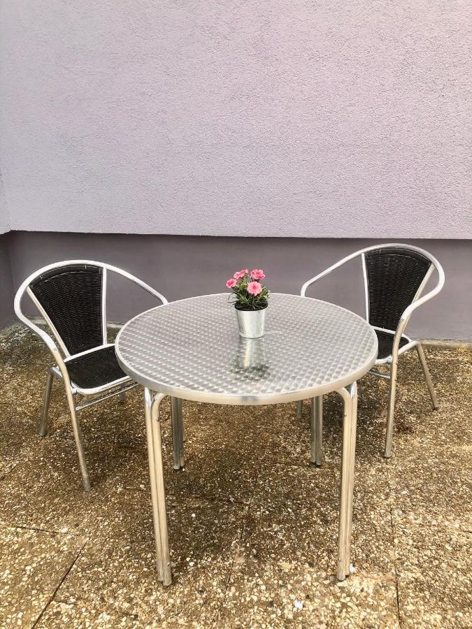 Modernes Zimmer mit Küchenzeile und Bad Denkte Exterior foto